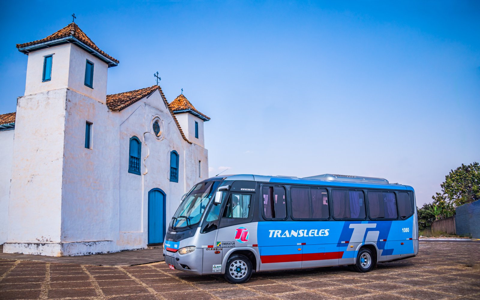 micro-ônibus disponível para locação em frente a igreja